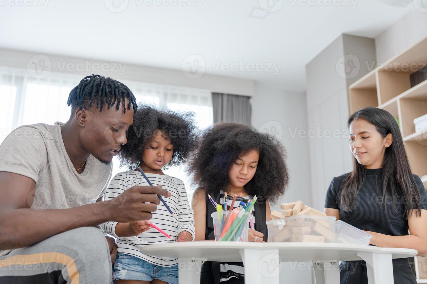 genitore tech pittura per figlia. attività insieme durante il vacanze. genitori e bambini siamo avendo attività su vacante volta. fine settimana, godimento, contento famiglia, solidarieta, sentire gelatina foto