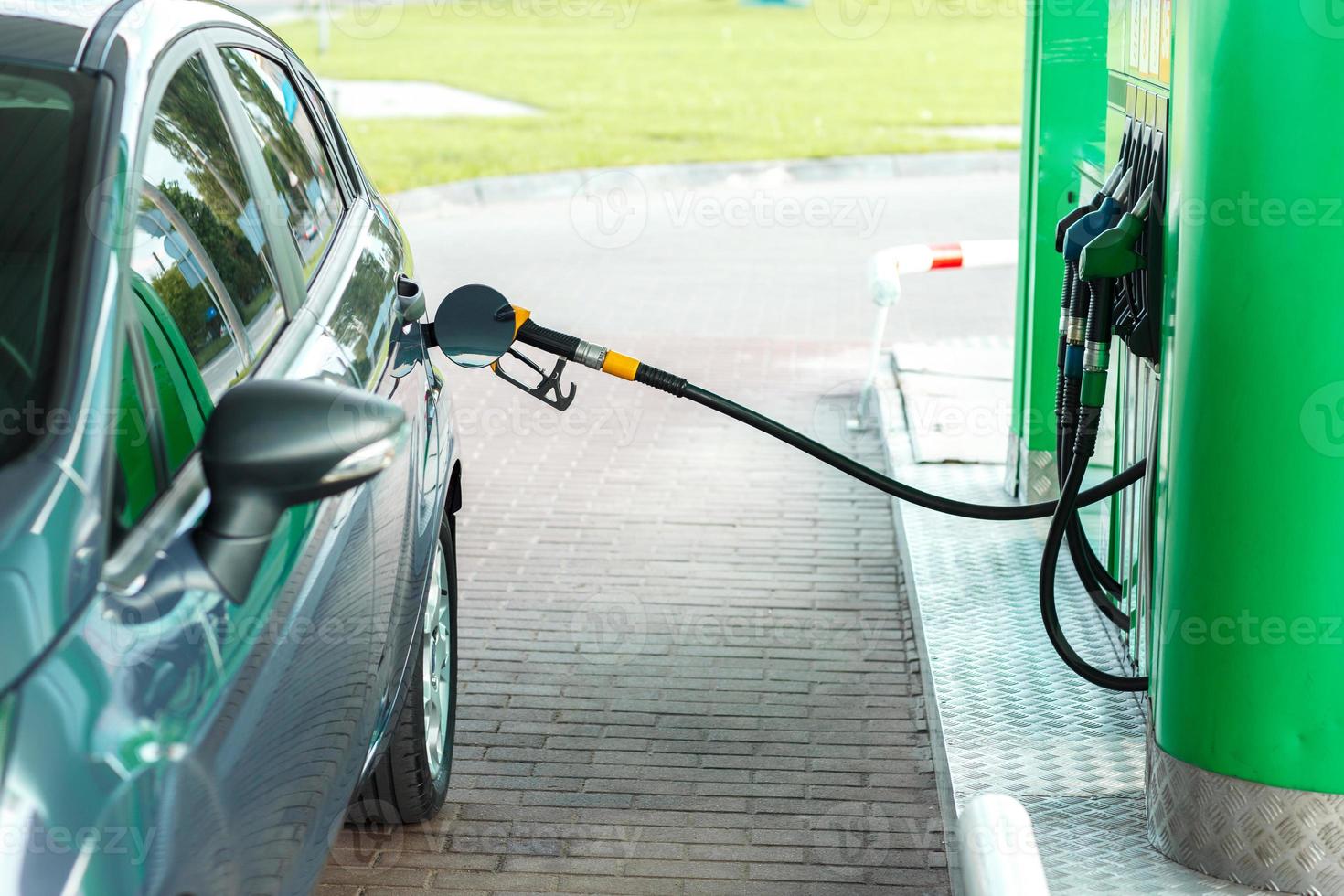 auto rifornimento carburante su un' benzina stazione foto