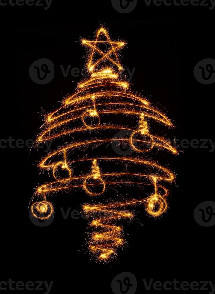 albero di natale fatto da sparkler su un nero foto