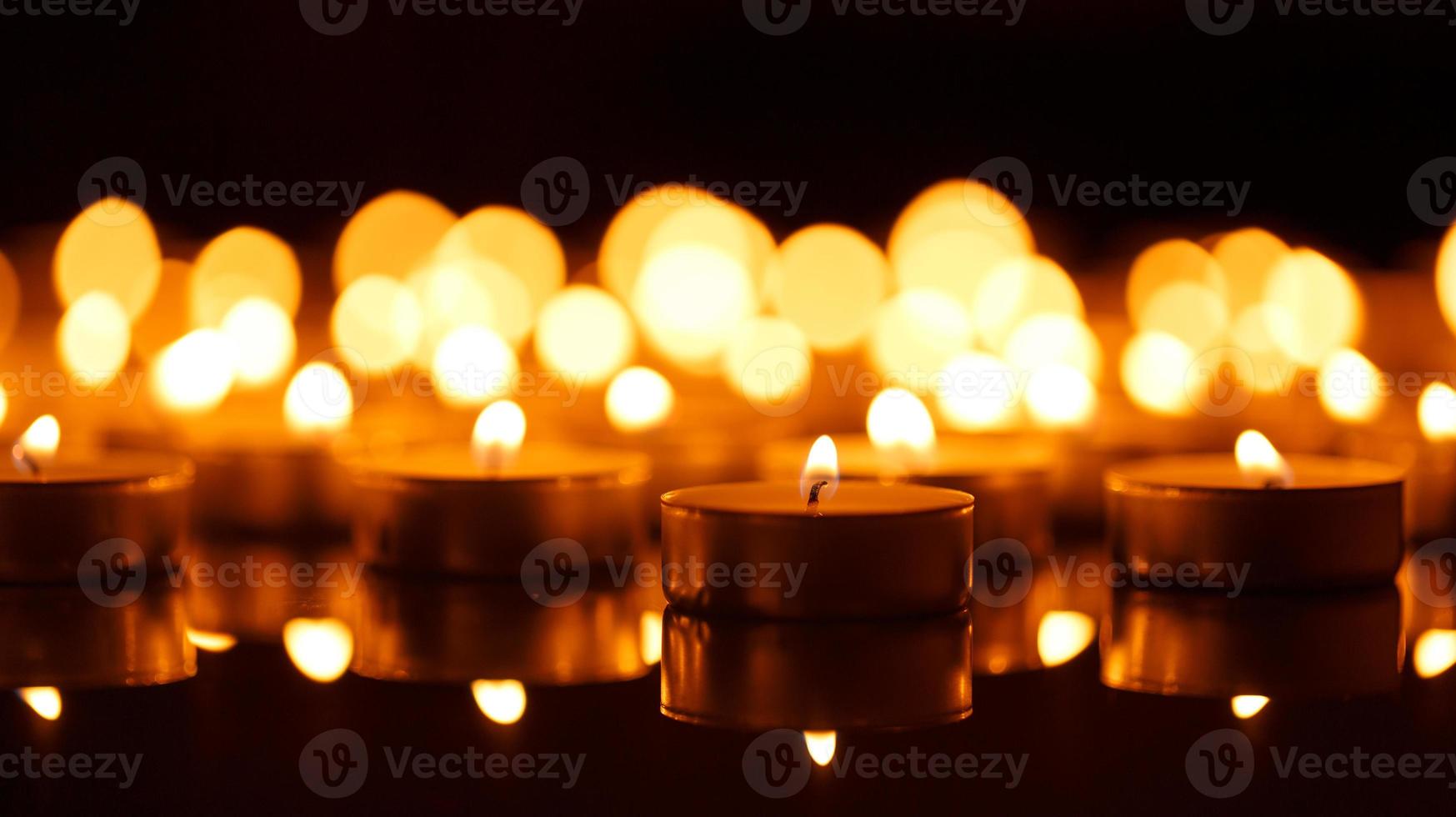 ardente candele con superficiale profondità di campo foto