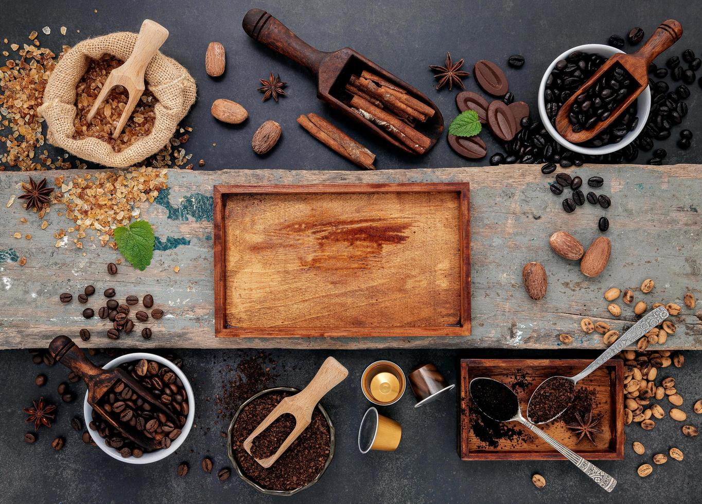 caffè tostato e cassetta di legno rustica foto