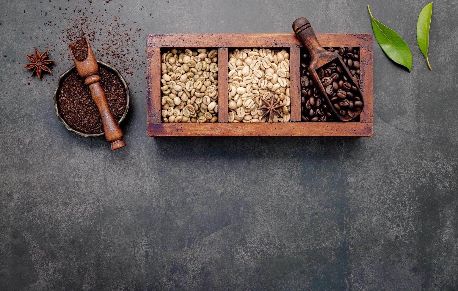 scatola di caffè tostato con fondi di caffè foto