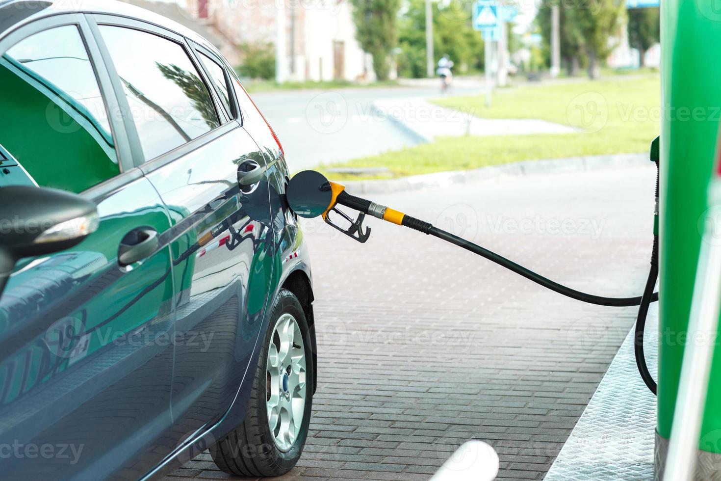 auto rifornimento carburante su un' benzina stazione foto