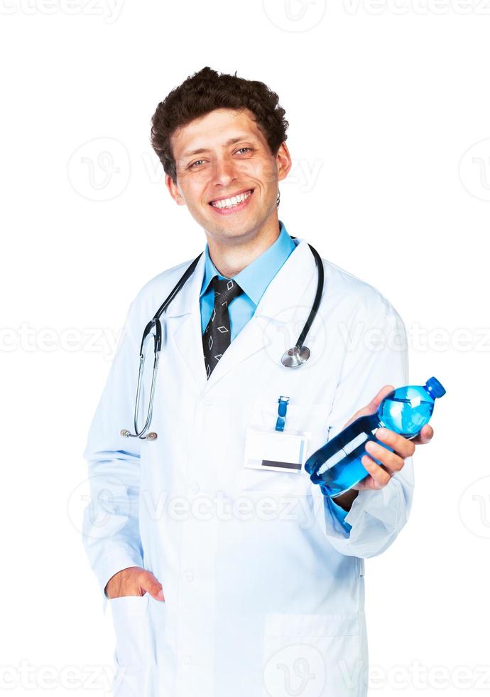 sorridente medico Tenere bottiglia di acqua su bianca foto