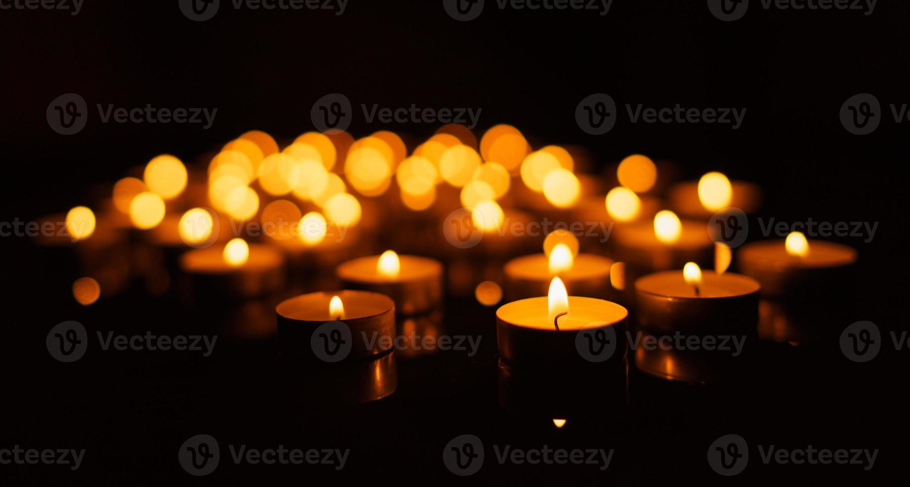 illuminato candele su nero sfondo foto