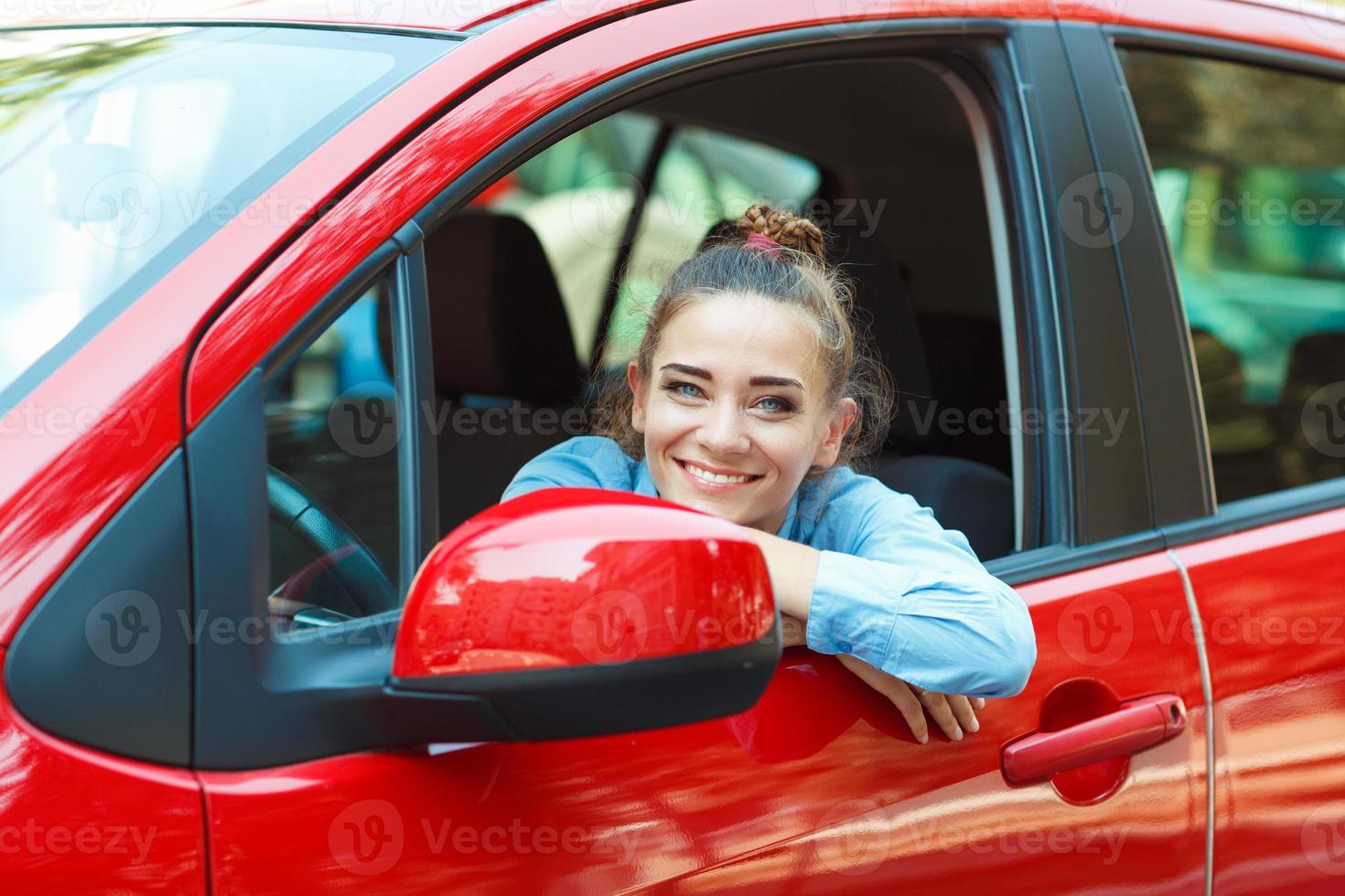 sorridente donna guida sua auto foto