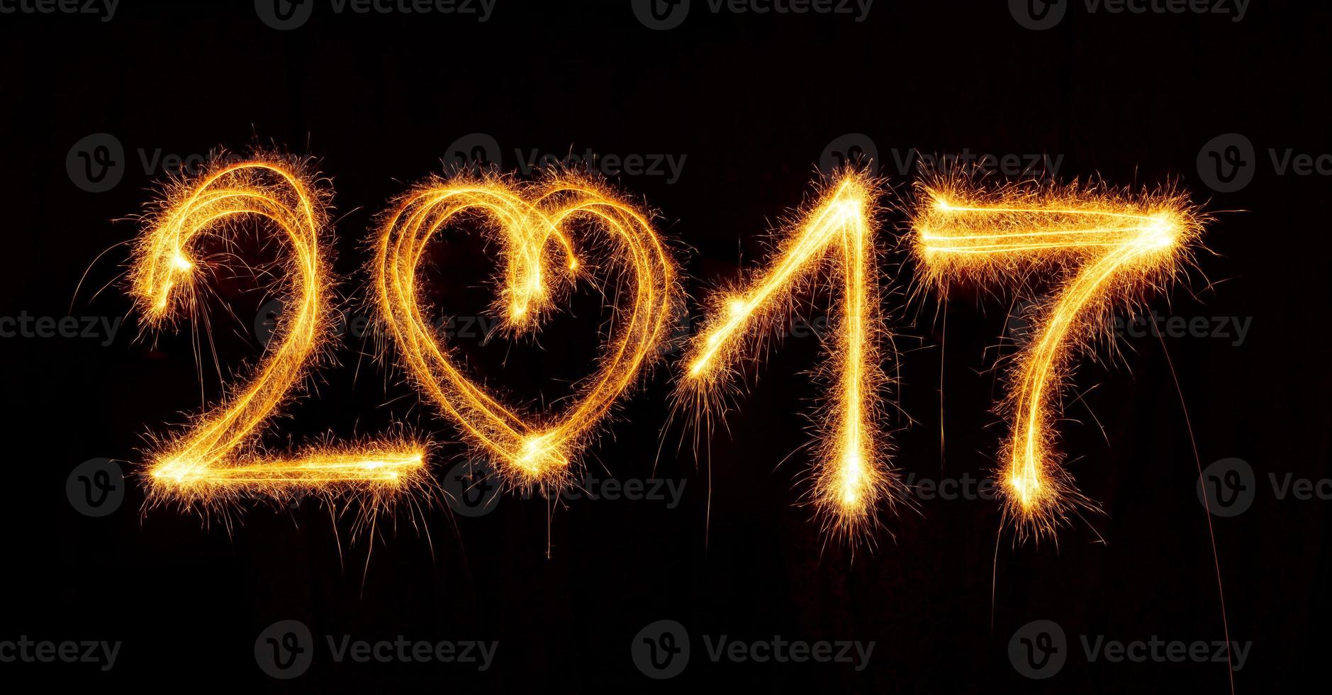 contento nuovo anno fatto di sparklers su nero sfondo foto