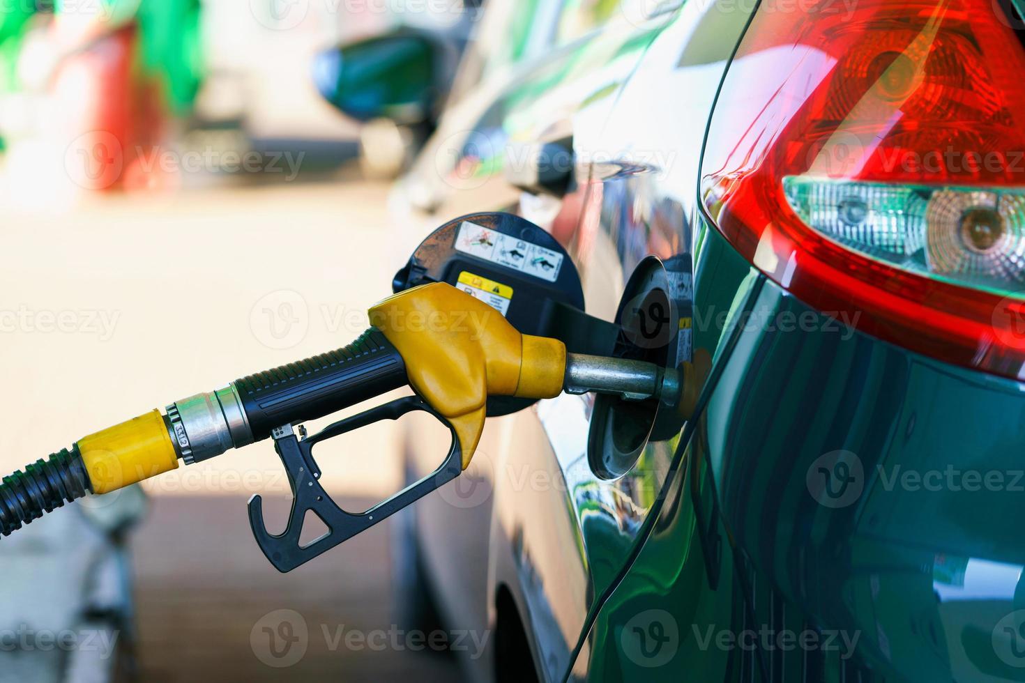 auto rifornimento carburante su un' benzina stazione foto