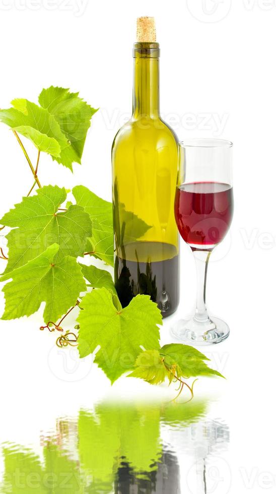 bottiglia di vino e bicchiere foto