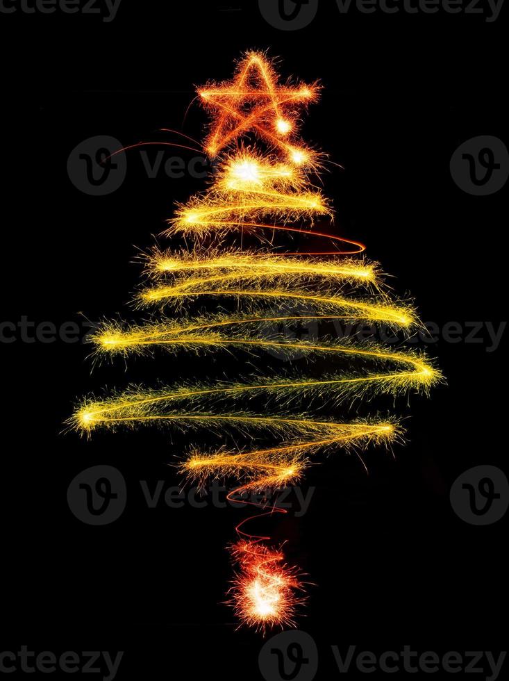 albero di natale fatto da sparkler su un nero foto