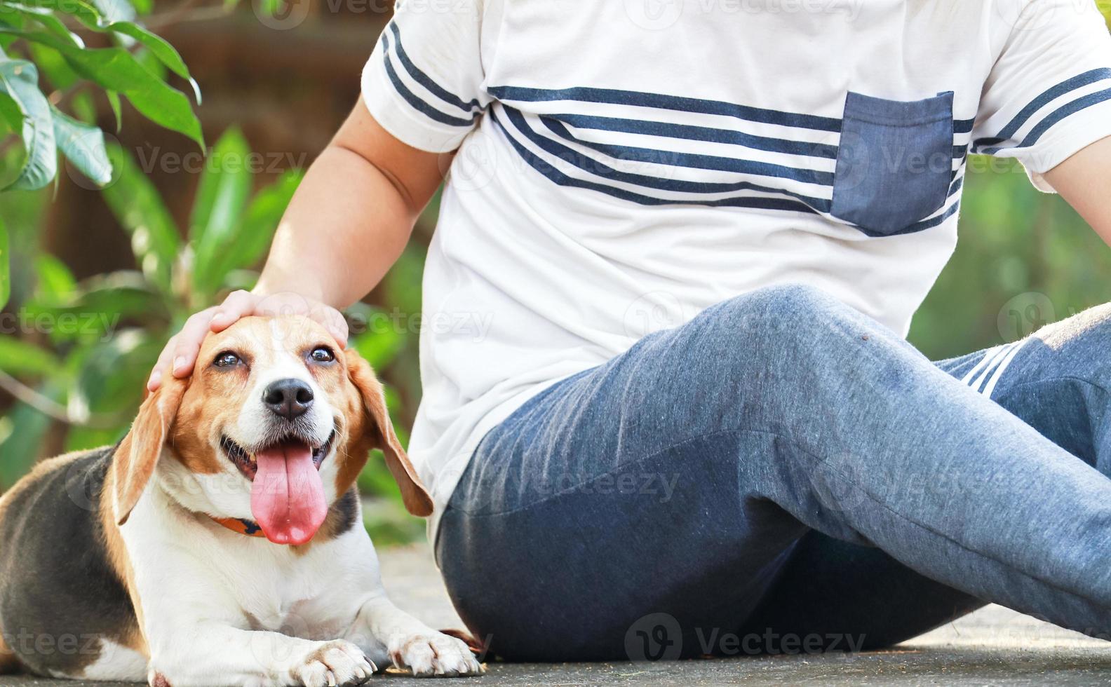 uomo asiatico con il suo cane in vacanza al parco foto