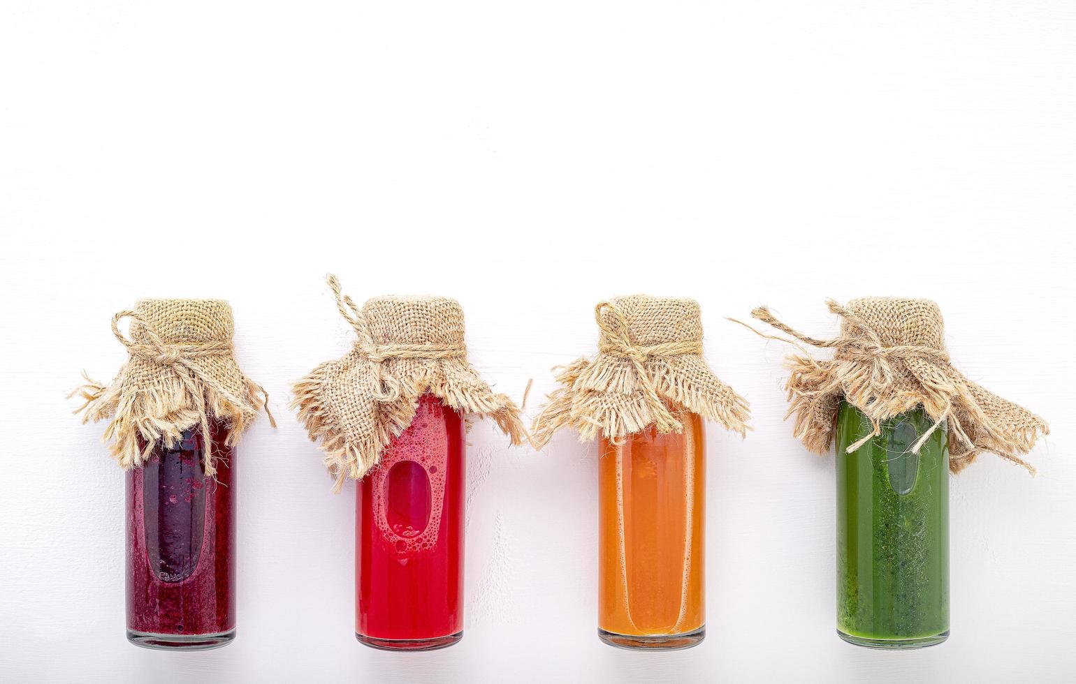 colorati frullati sani e succhi di frutta in bottiglia foto