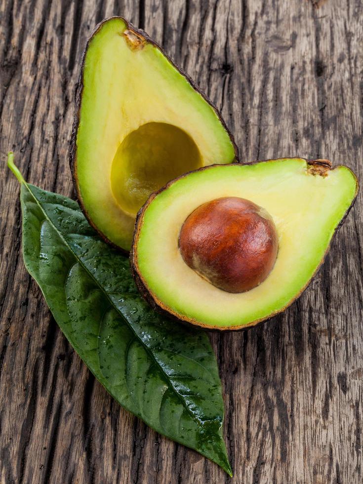 avocado dimezzato con foglia foto