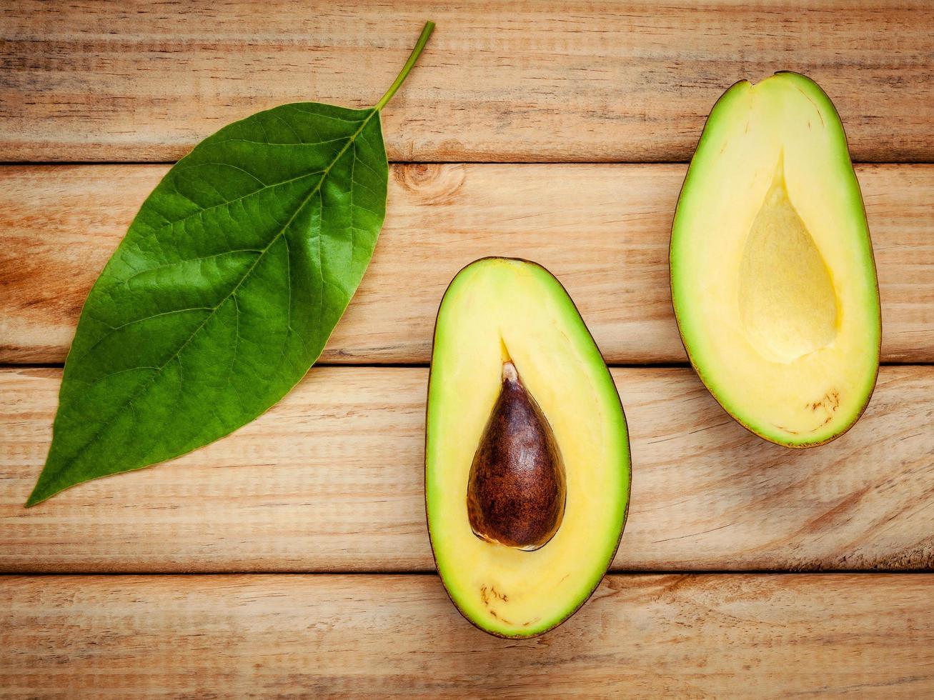 avocado e foglia freschi tagliati a metà foto