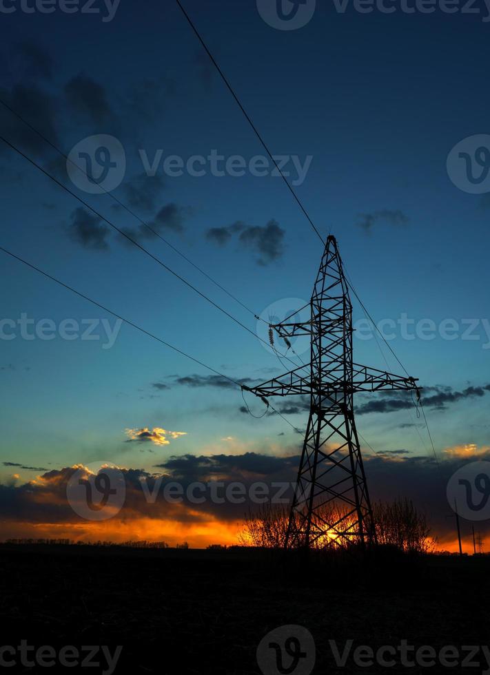 energia Linee contro il cielo a tramonto foto