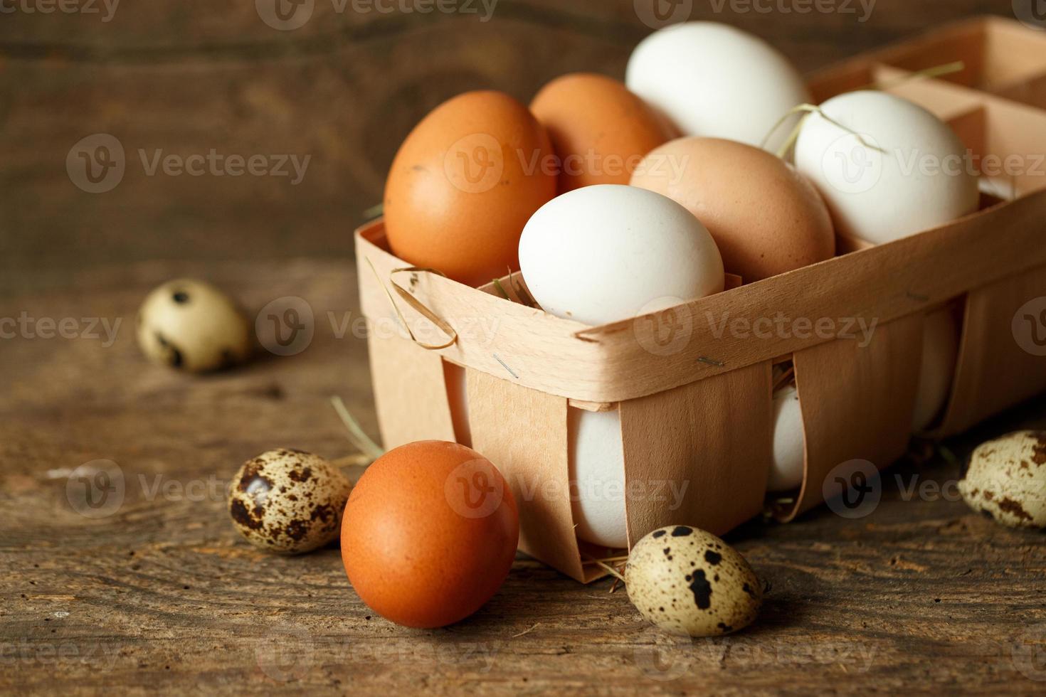 fresco pollo e Quaglia uova su un' di legno sfondo foto
