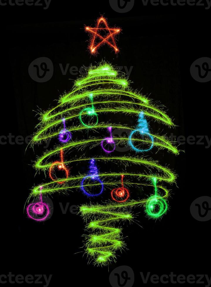 albero di natale fatto da sparkler su un nero foto