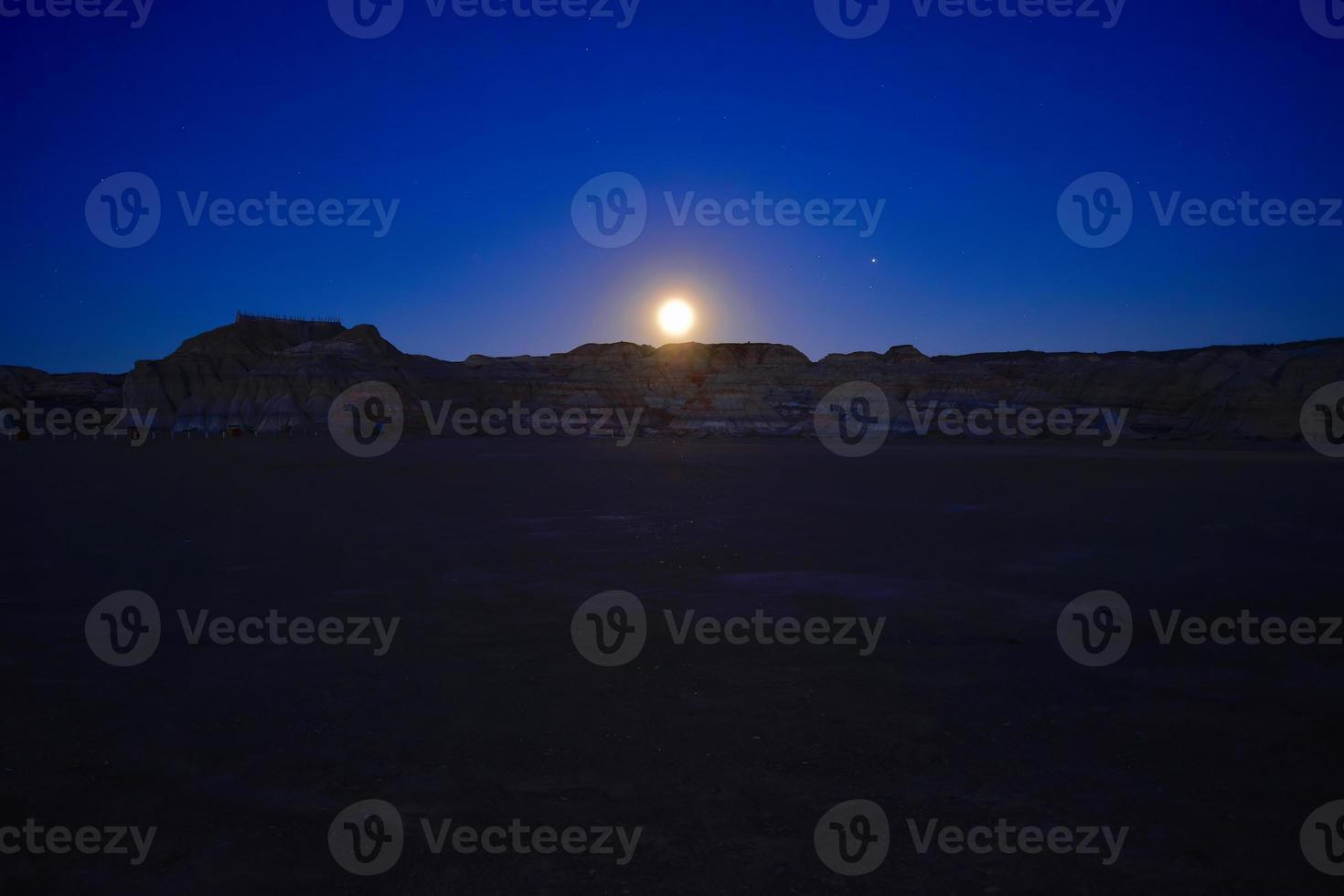 il Luna appena crescente nel il wucai città panoramico la zona vicino urumqi, xinjiang, ha un' magnifico e abbagliante danxia morfologia foto