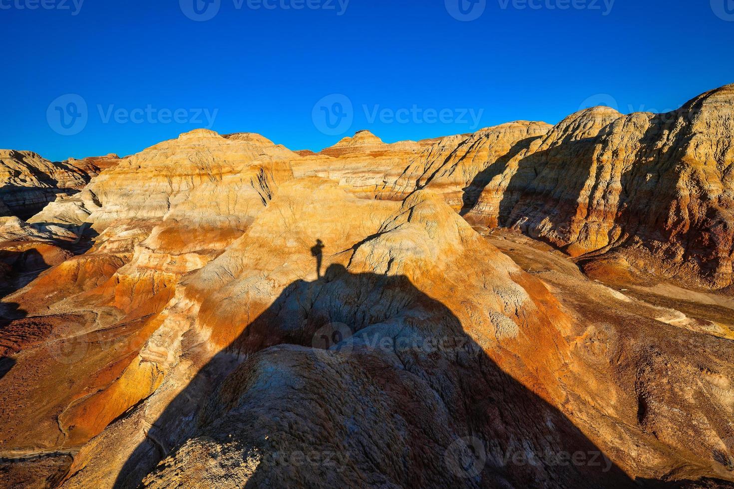 il trekking nel il wucai città panoramico la zona vicino urumqi, xinjiang, ha un' magnifico e abbagliante Visualizza di il danxia morfologia. foto