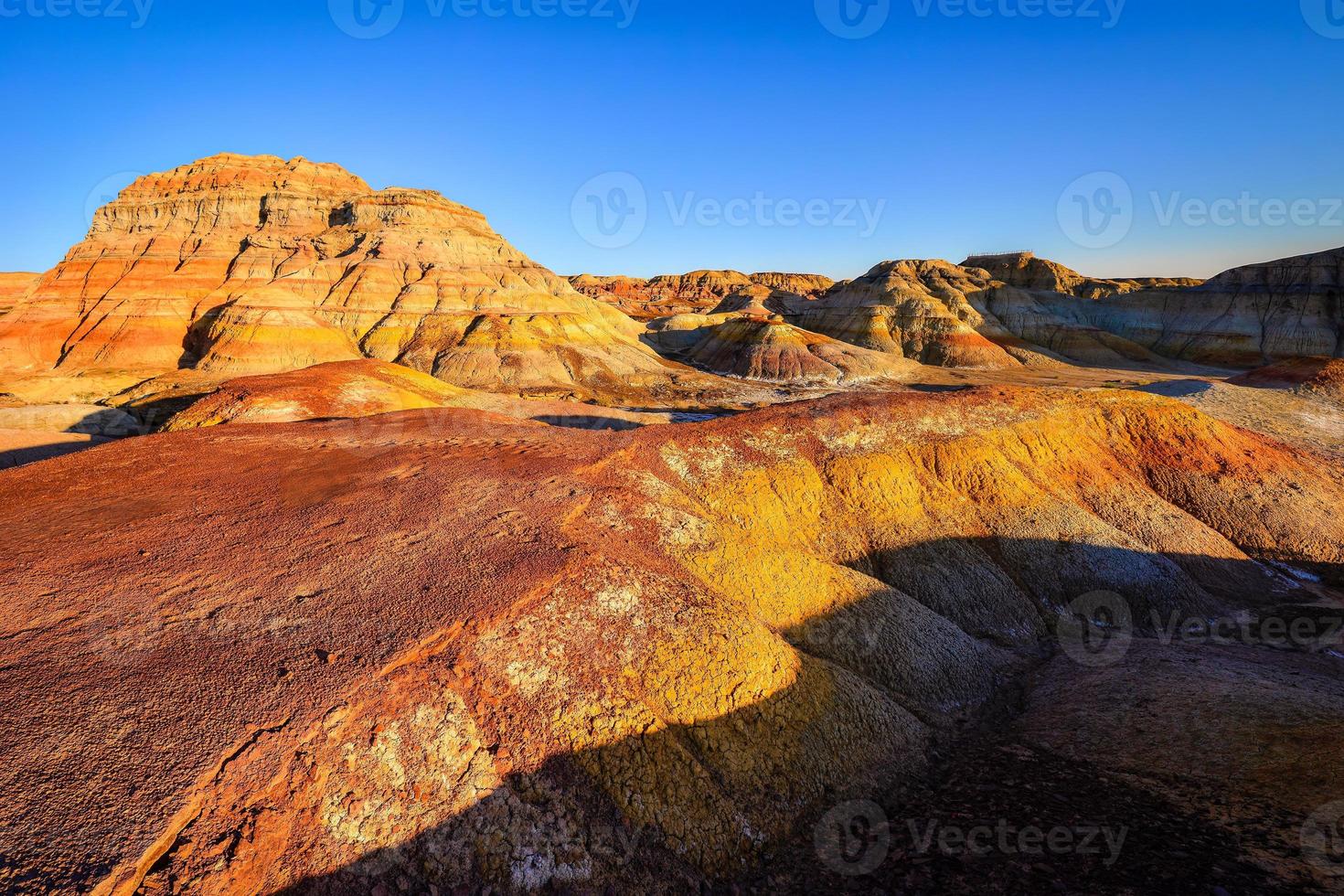 il trekking nel il wucai città panoramico la zona vicino urumqi, xinjiang, ha un' magnifico e abbagliante Visualizza di il danxia morfologia. foto