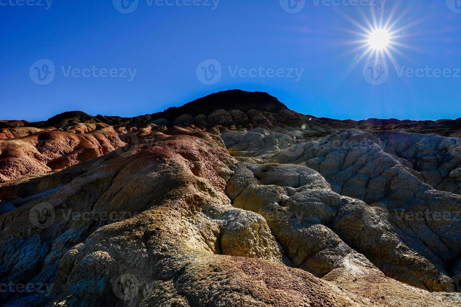 il wucai città panoramico la zona vicino urumqi, xinjiang, ha un' magnifico e abbagliante danxia morfologia foto