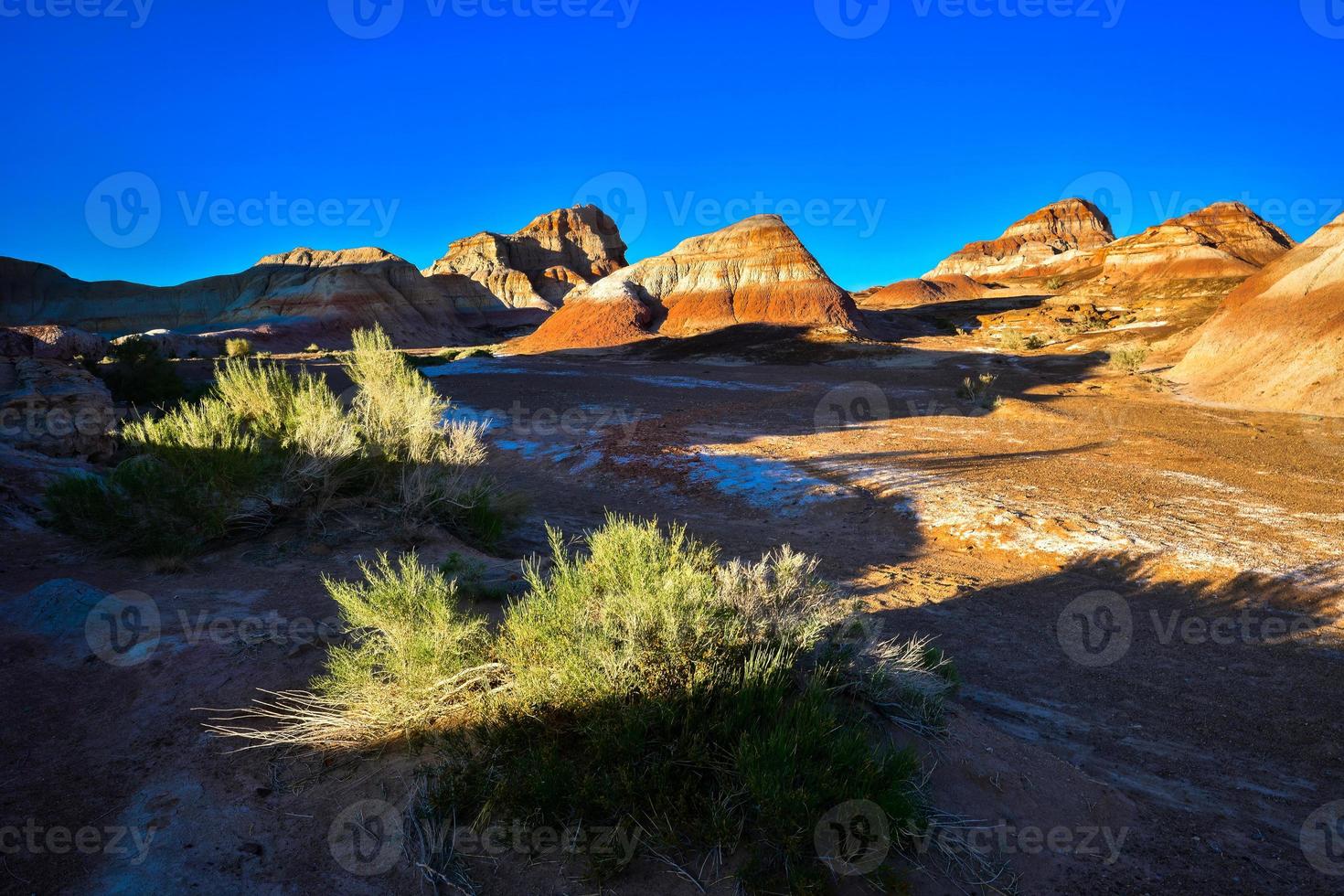 il trekking nel il wucai città panoramico la zona vicino urumqi, xinjiang, ha un' magnifico e abbagliante Visualizza di il danxia morfologia. foto