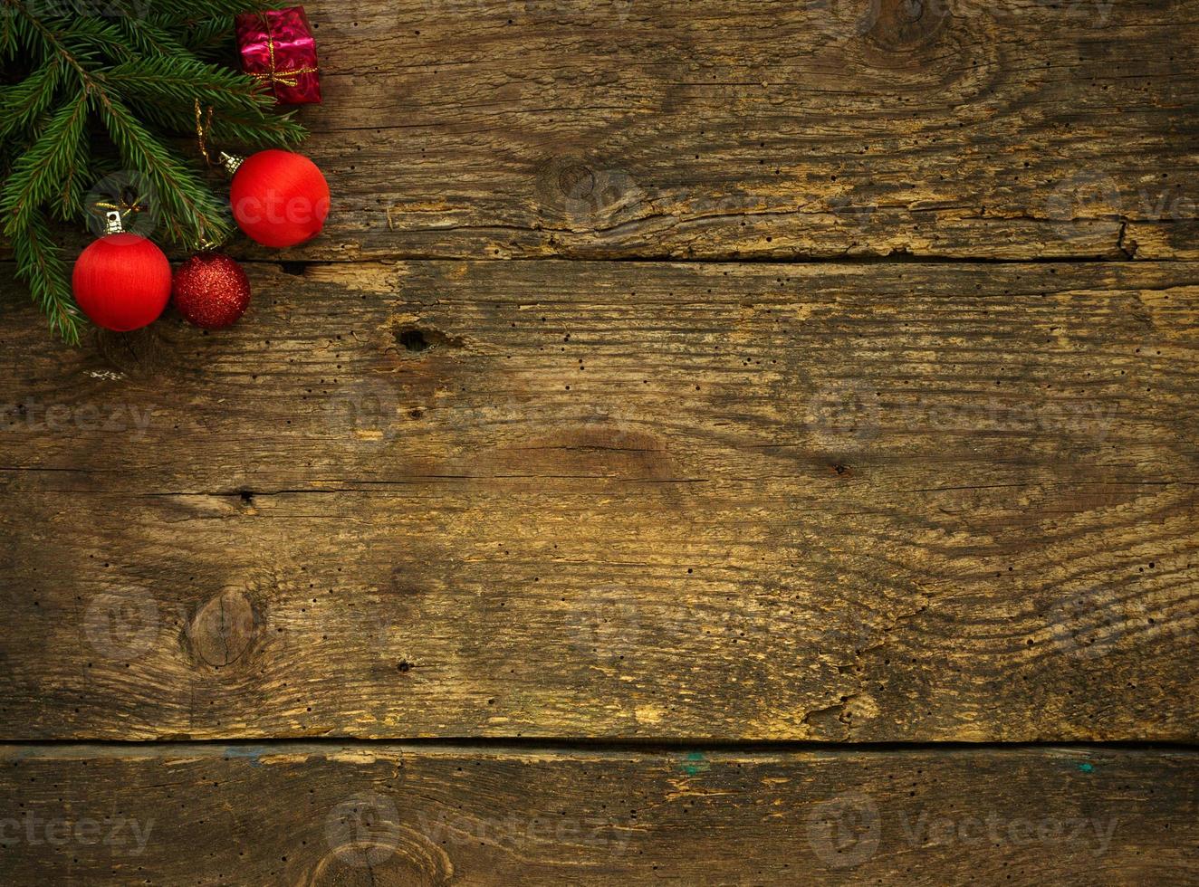 Natale albero rami con coni e Natale decorazioni su di legno struttura pronto per il tuo design foto