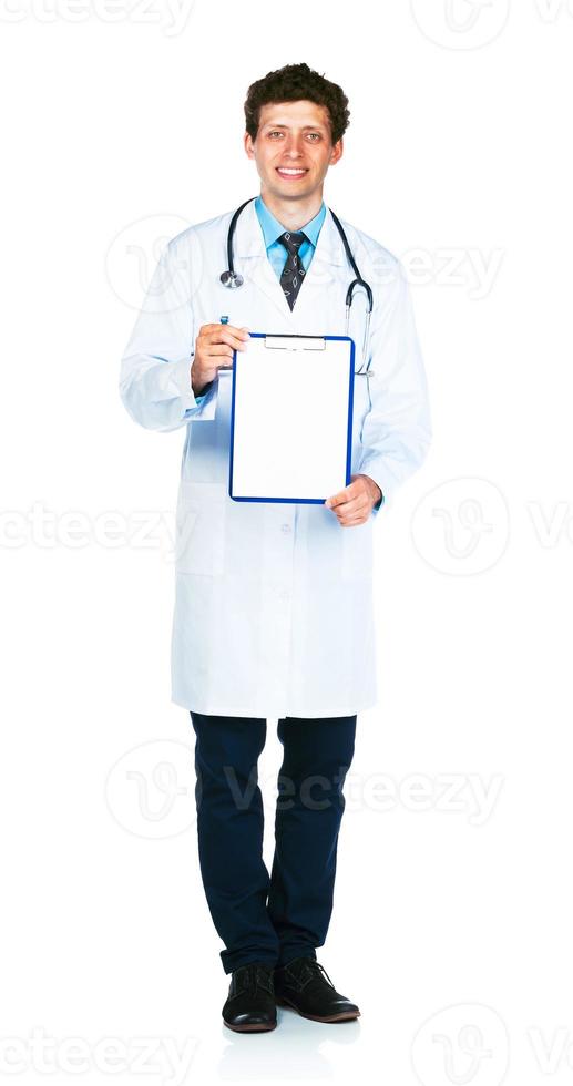 pieno lunghezza giovane sorridente maschio medico su bianca foto
