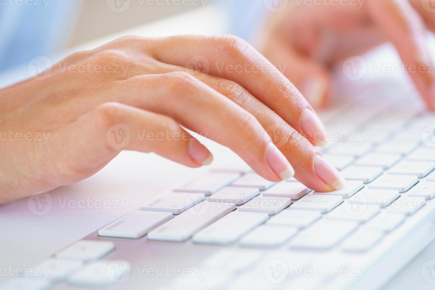 femmina donna ufficio lavoratore digitando su il tastiera foto