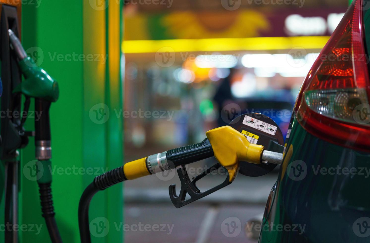 auto rifornimento carburante su un' benzina stazione a notte foto