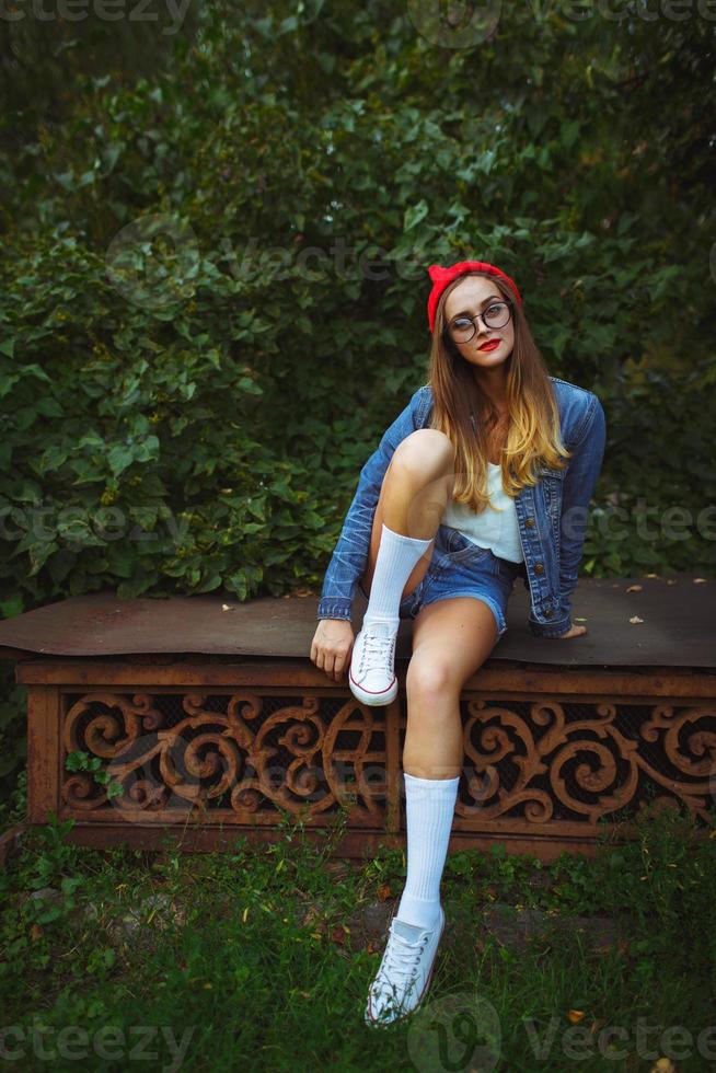 bellissimo ragazza in posa contro il fondale di il verde erba e alberi foto