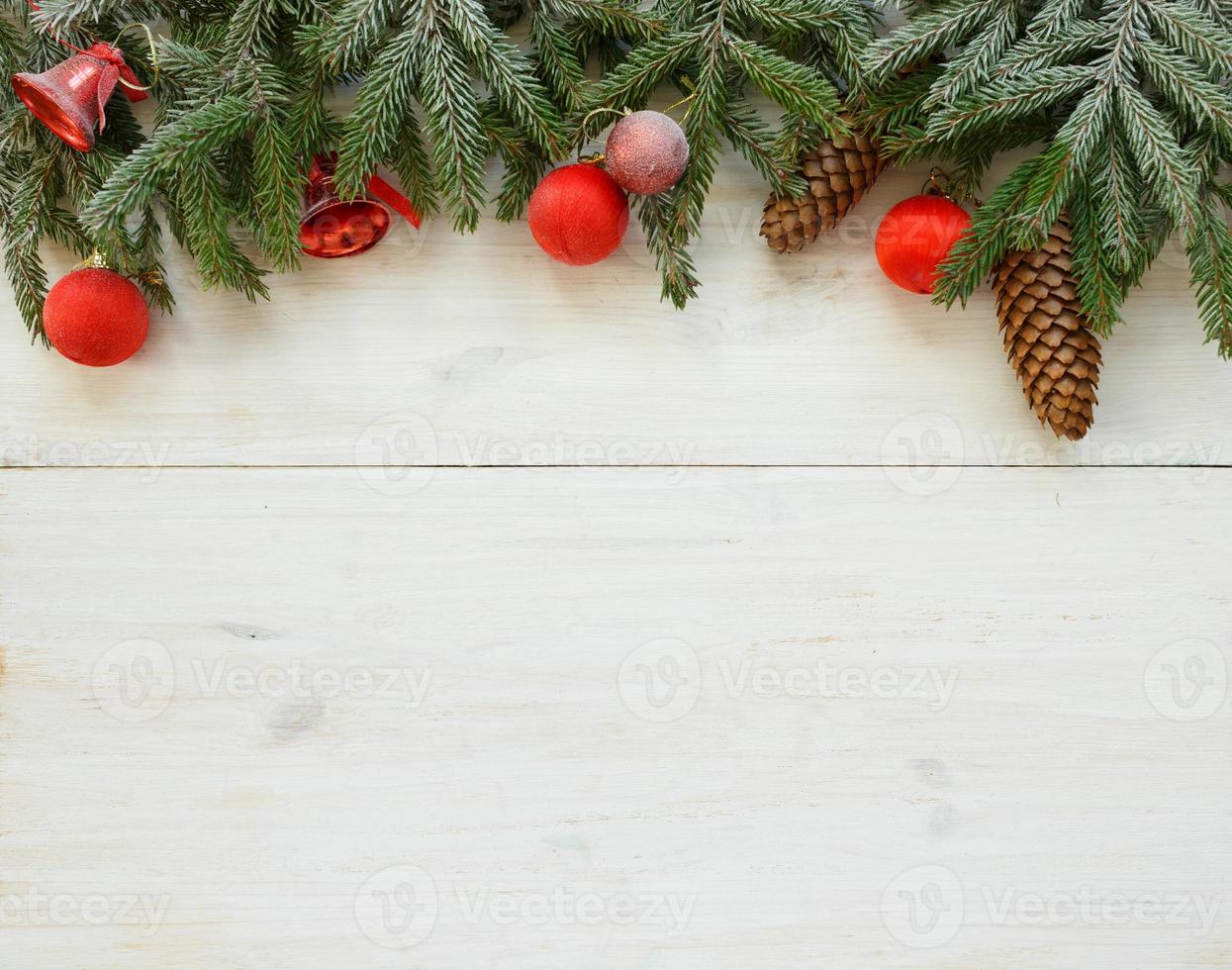 Natale albero rami con coni, Natale decorazioni su bianca di legno struttura pronto per il tuo design. inverno vacanze sfondo foto