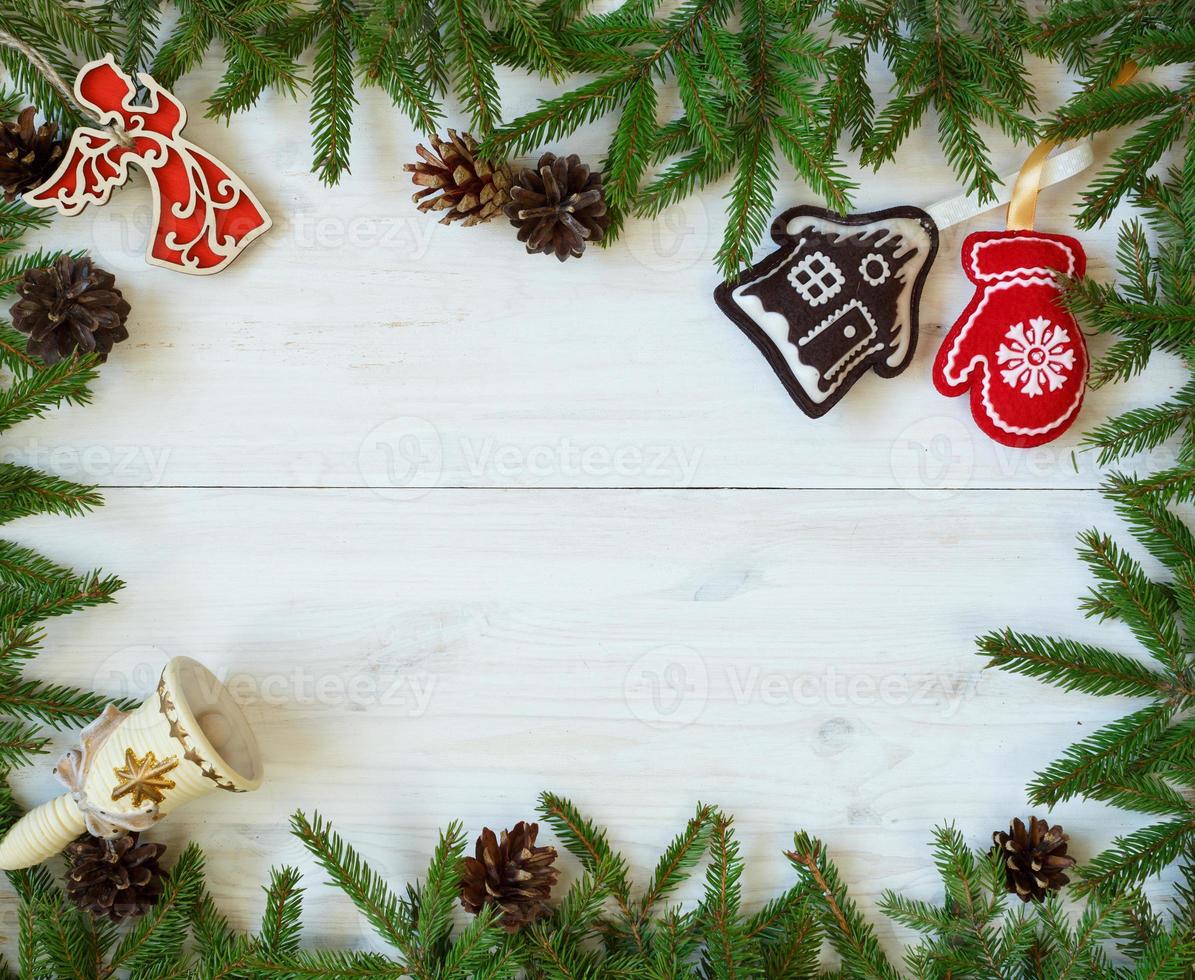 Natale albero rami Natale decorazioni su bianca di legno struttura pronto per il tuo design foto