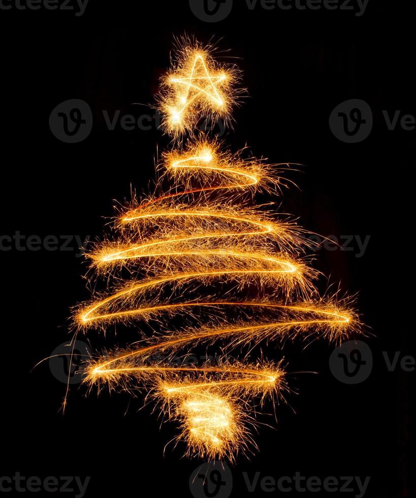 albero di natale fatto da sparkler su un nero foto