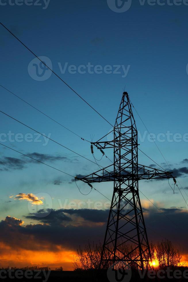 energia Linee contro il cielo a tramonto foto