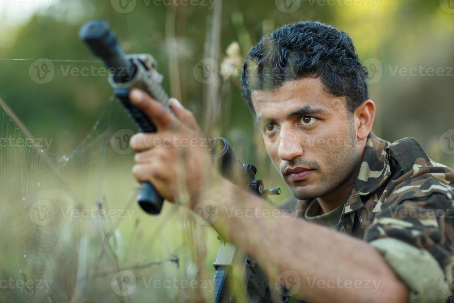 giovane maschio soldato con macchina pistola foto