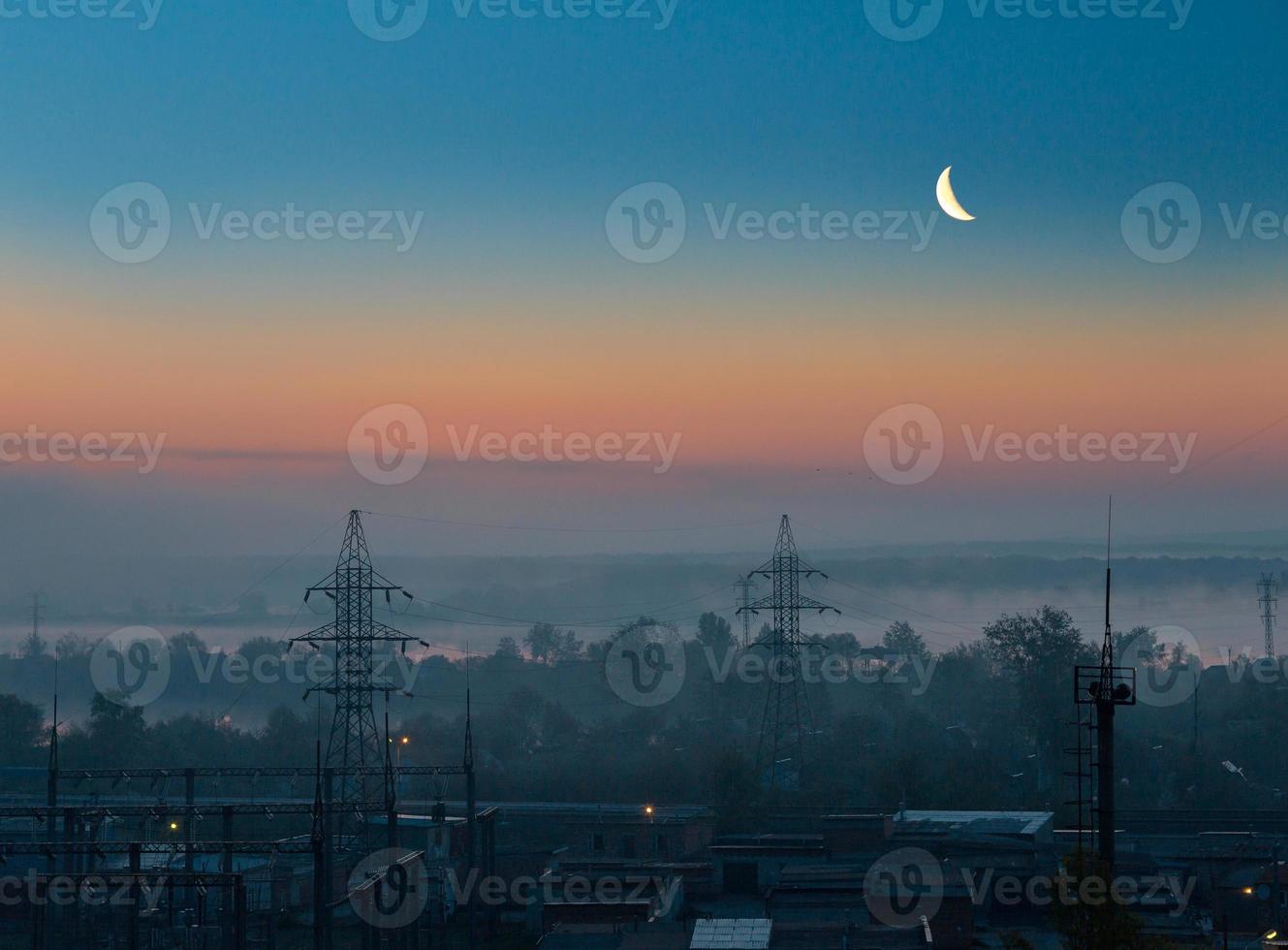 energia Linee nel il nebbioso alba foto