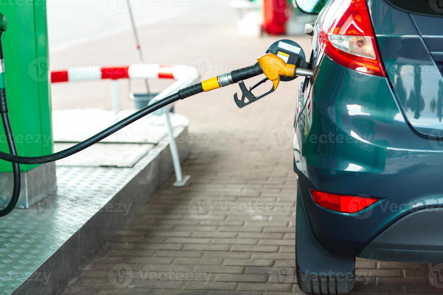 auto rifornimento carburante su un' benzina stazione foto