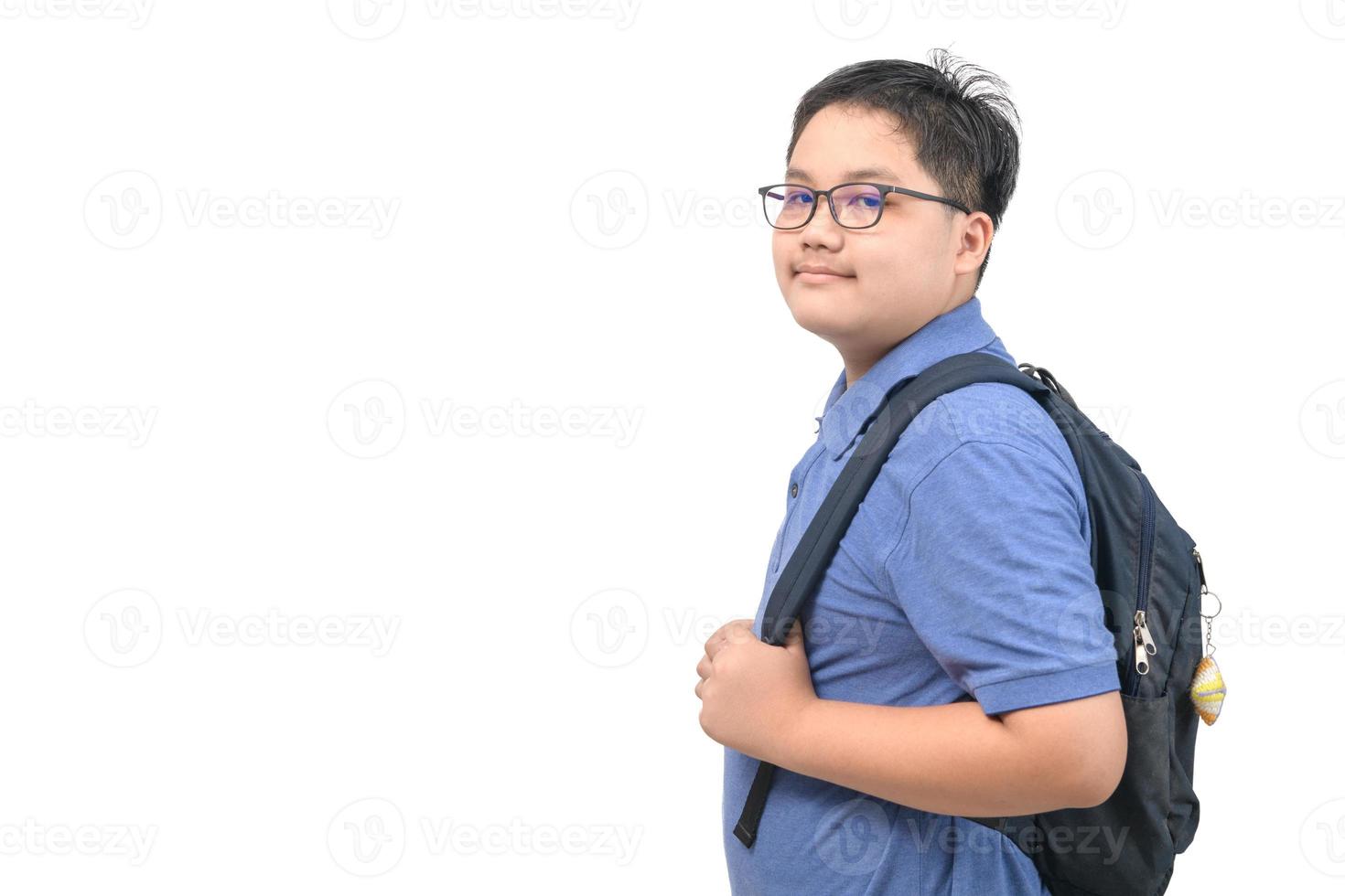 inteligente ragazzo alunno indossare occhio bicchieri e blu polo camicia con scuola Borsa foto