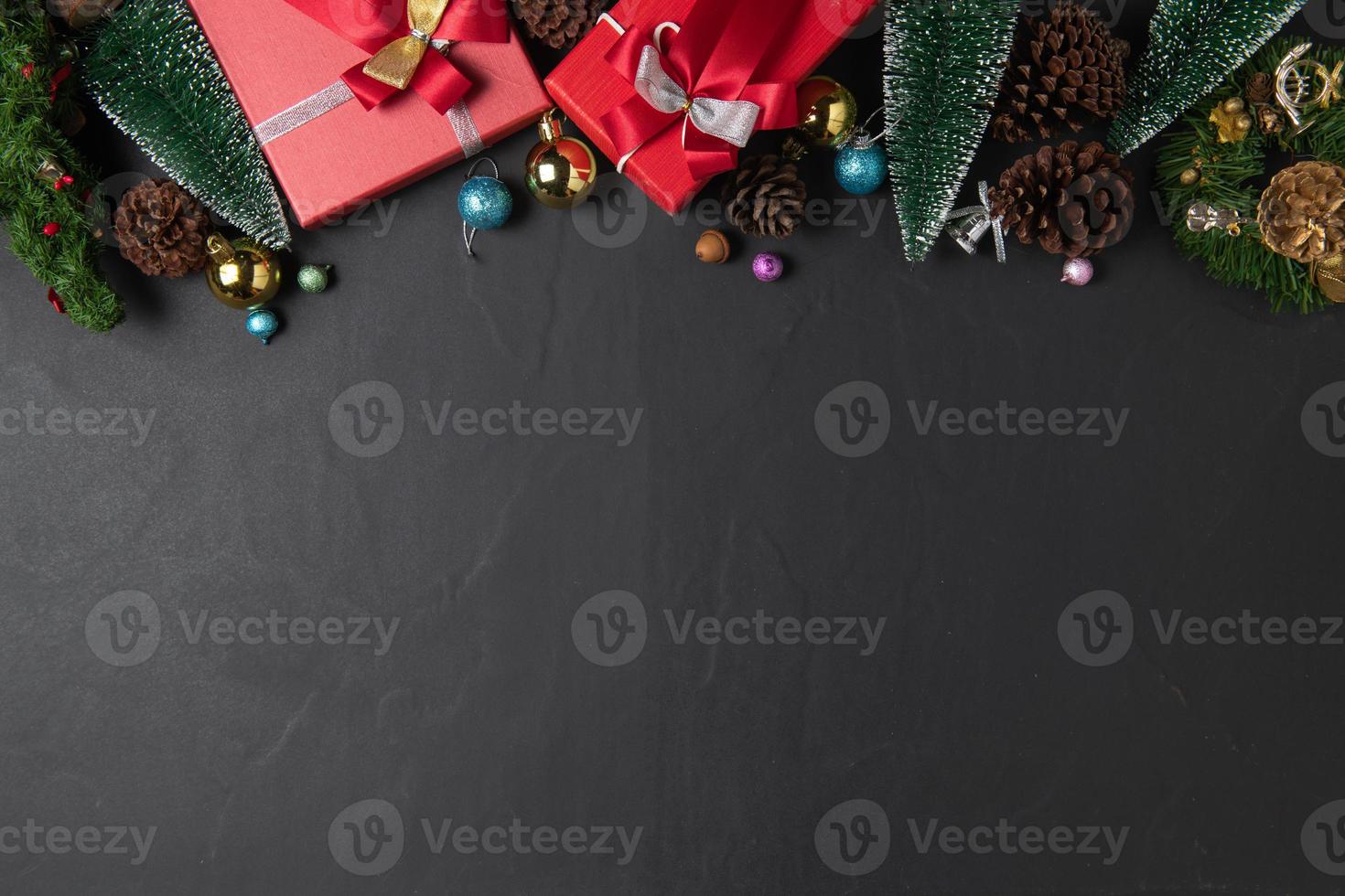 Natale sfondo con rosso regalo e abete albero e arredamento. superiore Visualizza foto