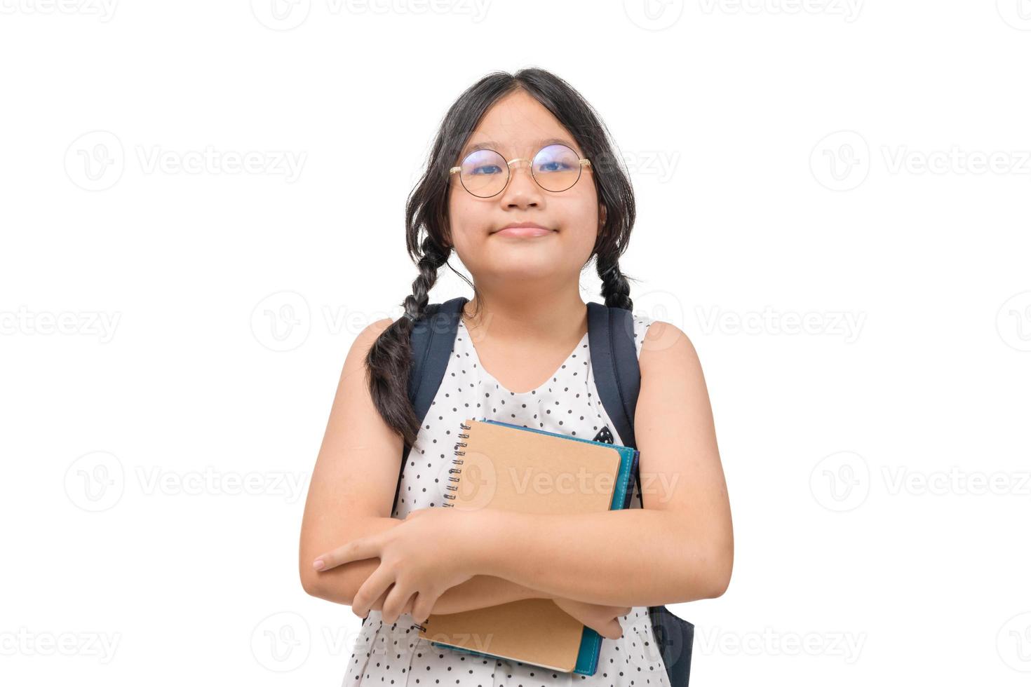 carino asiatico ragazza alunno indossare occhio bicchieri e hold libro isolato foto