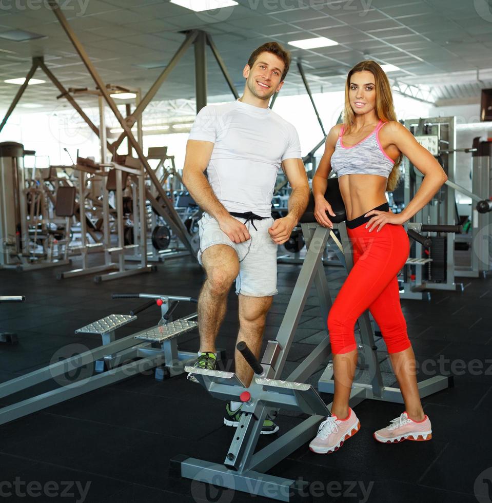 atletico coppia dopo fitness esercizio nel Palestra foto