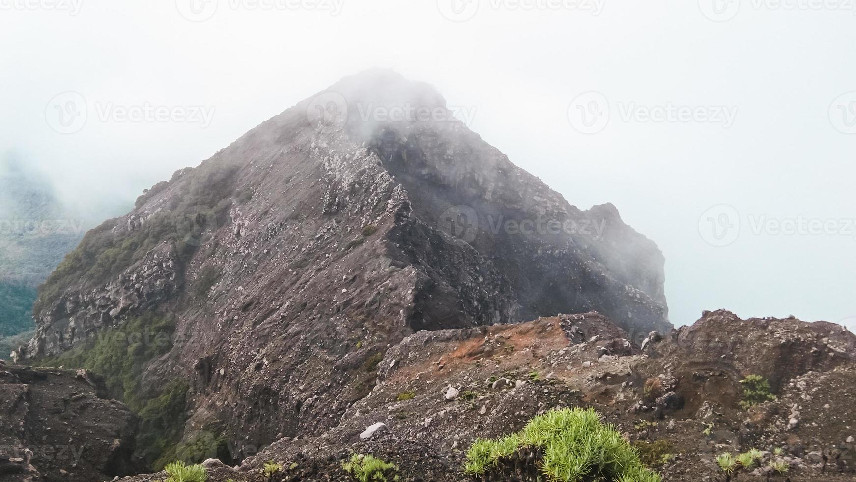 Visualizza di il superiore di il montagna con sorprendente rocce foto