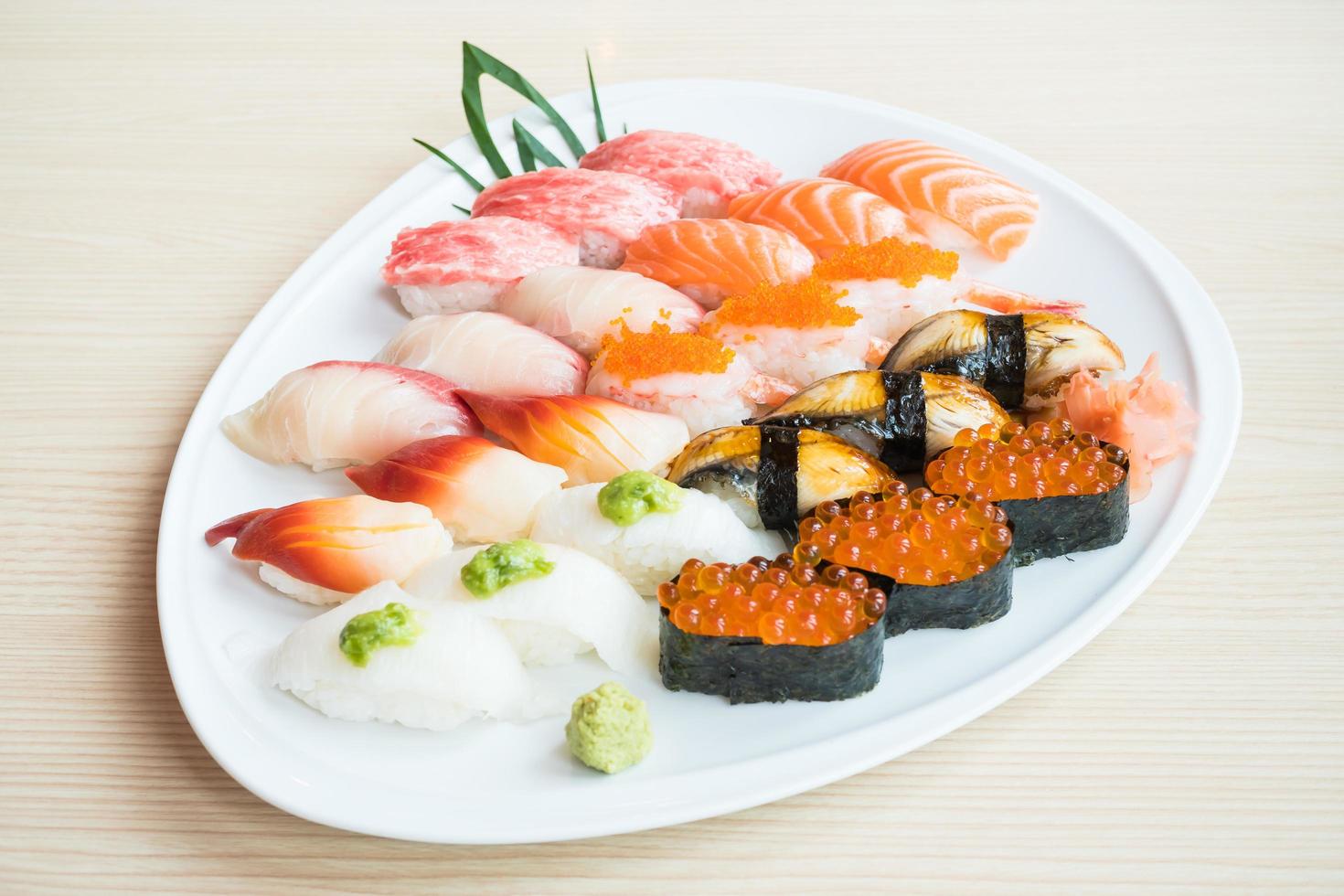 sushi sul piatto bianco foto