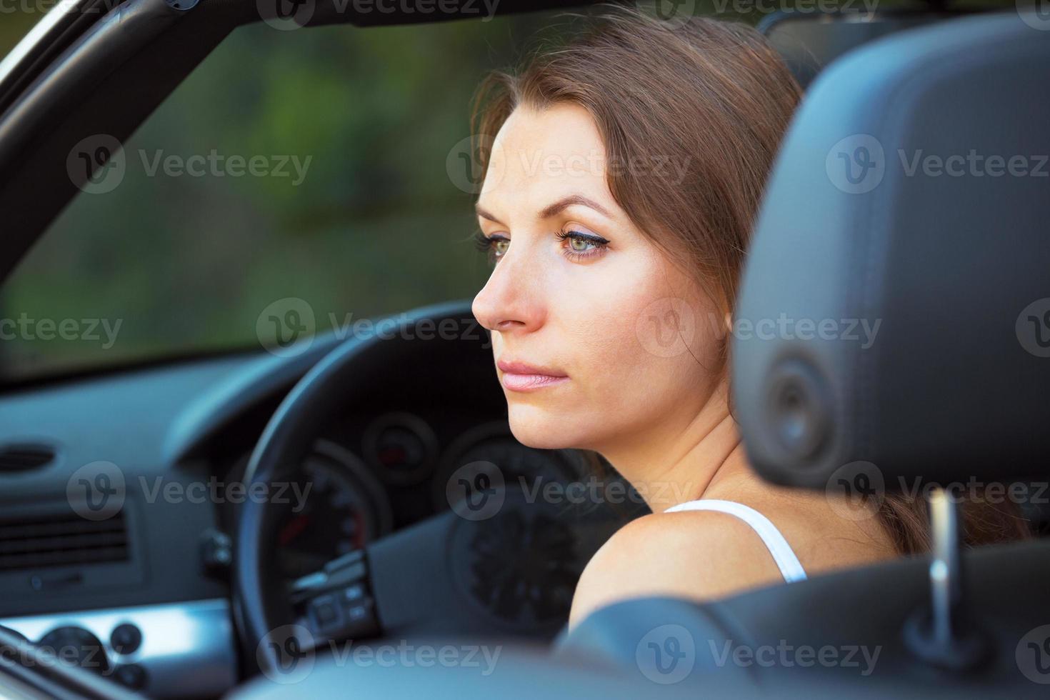 donna caucasica in un cabriolet foto