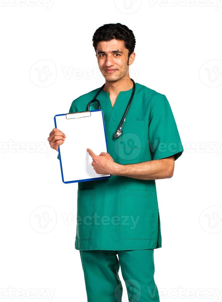 ritratto di medico arabo nazionalità con Salute disco su bianca foto