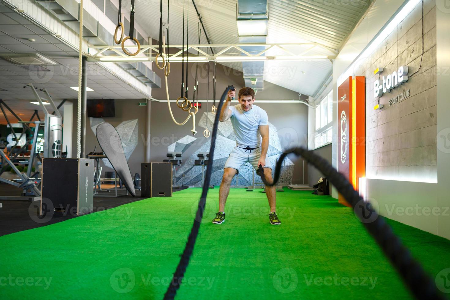 uomo Lavorando su a il Palestra foto