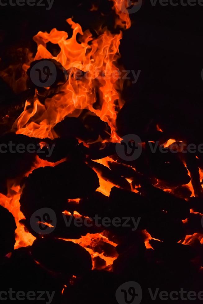 fiamme di fuoco su sfondo nero, fiamma di fuoco fiamma sfondo trama, magnificamente, il fuoco sta bruciando, fiamme di fuoco con legno e falò di sterco di vacca foto