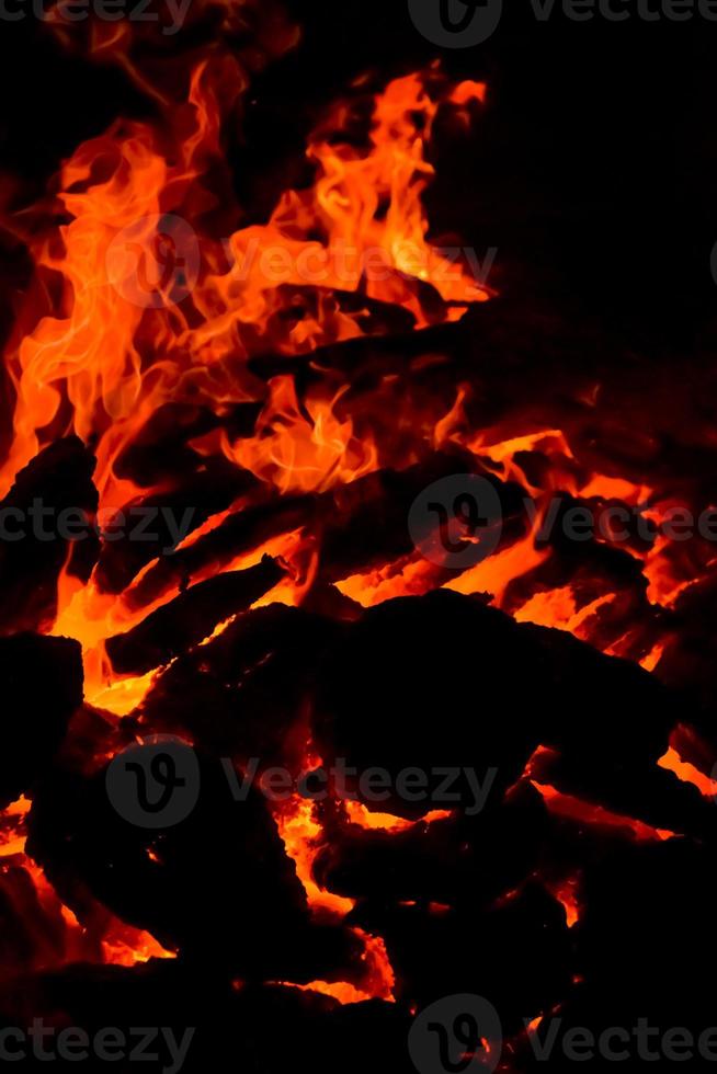 fiamme di fuoco su sfondo nero, fiamma di fuoco fiamma sfondo trama, magnificamente, il fuoco sta bruciando, fiamme di fuoco con legno e falò di sterco di vacca foto