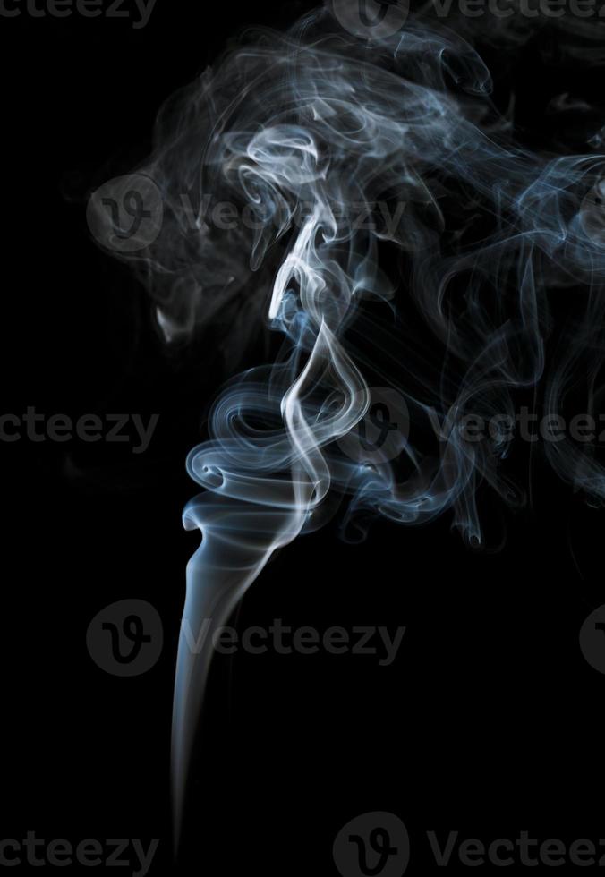 astratto leggero Fumo su un' nero sfondo foto